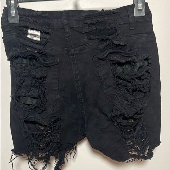 Edgy Black Jean Shorts with Distressed Details - Picture 5 of 8